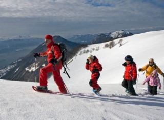  Salida en familia con raquetas de nieve con la ESF